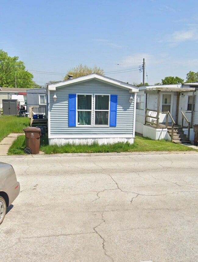 Building Photo - 3600 Sheffield Ave