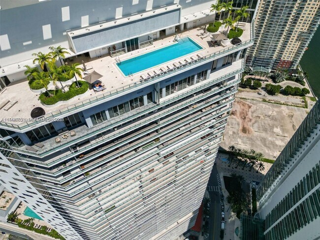 Building Photo - 1300 Brickell Bay Dr