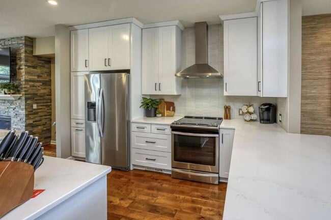 Building Photo - Rare NE Minneapolis Townhome with 2 Stall Garage + Soaking Tub