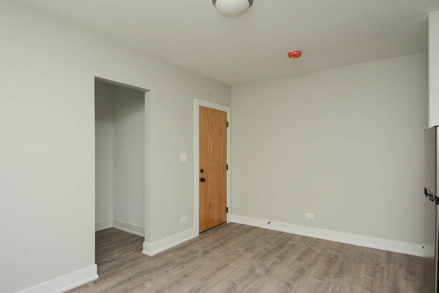 Building Photo - 432.5 W Belden Ave
