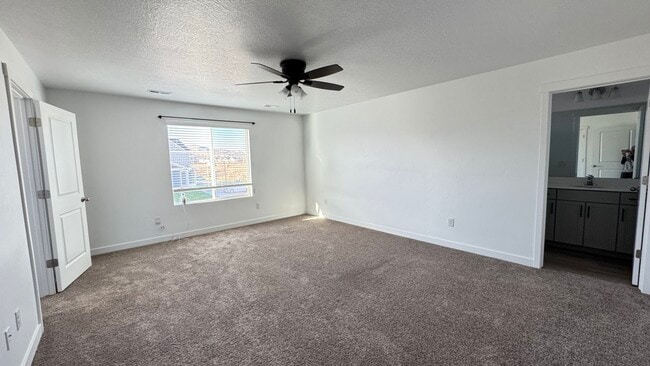 Building Photo - 404 Grassland Dr