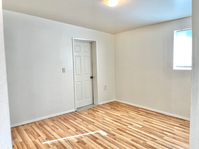 Building Photo - Three Bedroom Two Bathroom Home $2,495 Ria...