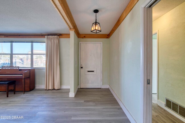 Building Photo - 3041 N Oleander Ave