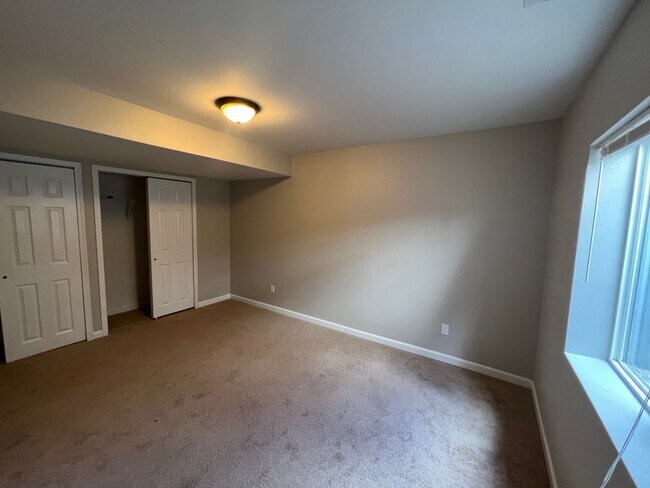 Building Photo - Beautiful 4 bedroom ranch style home avail...