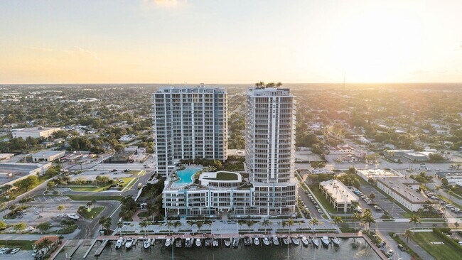 Building Photo - 220 Lake Shore Dr