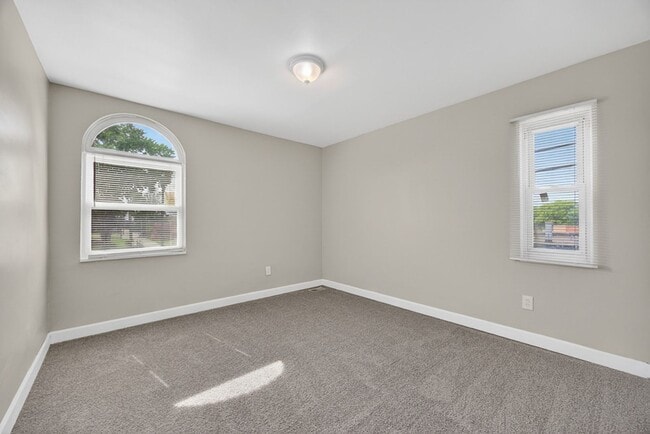 Building Photo - Spacious 3 bed 1.5bath Brick Colonial