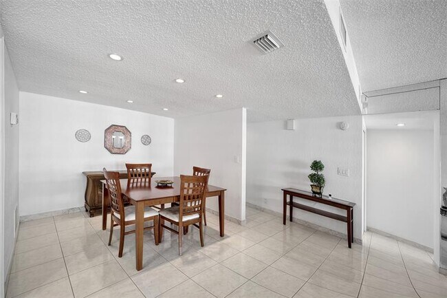 Building Photo - 3900 Galt Ocean Dr