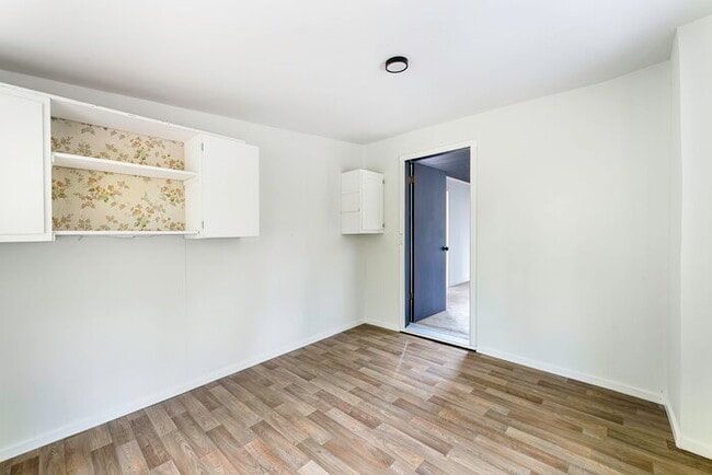 Building Photo - BEAUTIFUL CABIN STYLE HOME ACROSS FROM SILVER LAKE