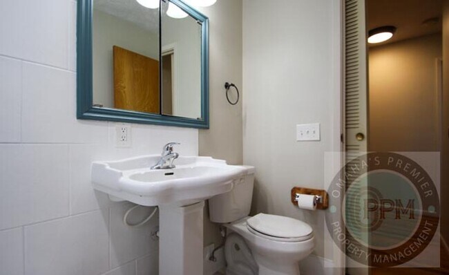 Building Photo - Discover this well-maintained 3-bedroom, 2-bath home in Omaha, NE