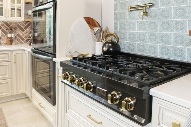 Building Photo - 5 bedroom on 2 acres