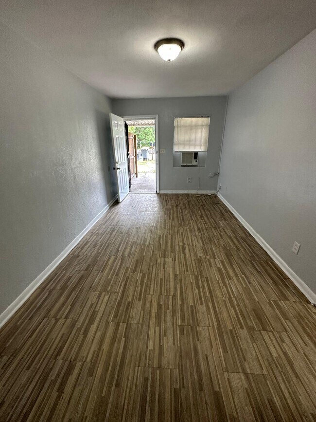 Building Photo - 2845 W 6th St