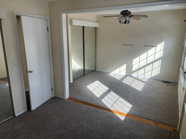 Building Photo - **NEW CARPETING** Abbey Lane Townhome 3 Beds 3 Baths!!