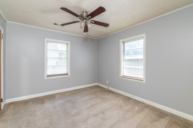 Building Photo - 102 Eastwood Dr
