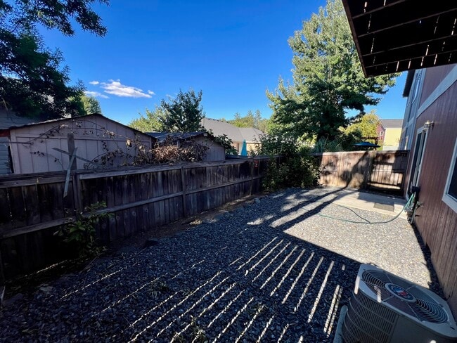 Building Photo - 2635 Parkwood Village Ln