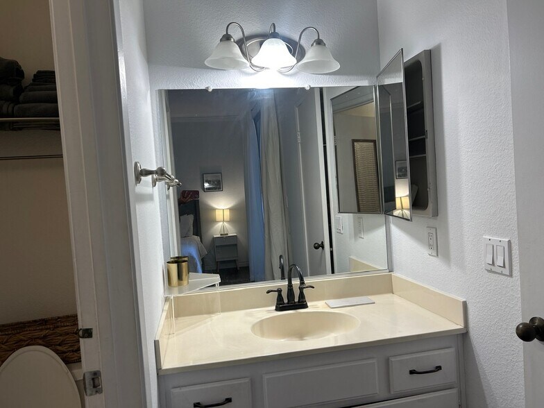 master bath vanity - 3913 N Virginia Rd
