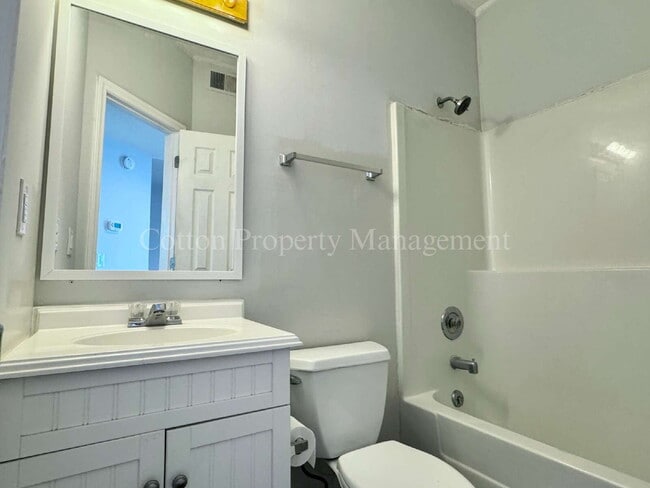 Building Photo - 2BR/2BA Condo off Wilshire Blvd - Beautifu...