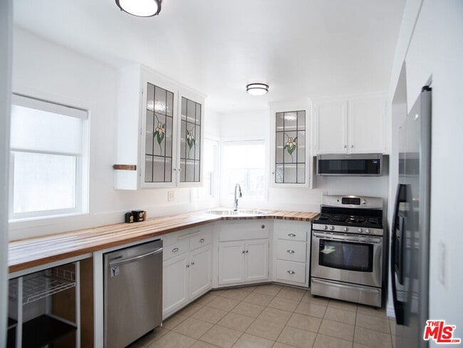 Building Photo - 6413 White Oak Ave