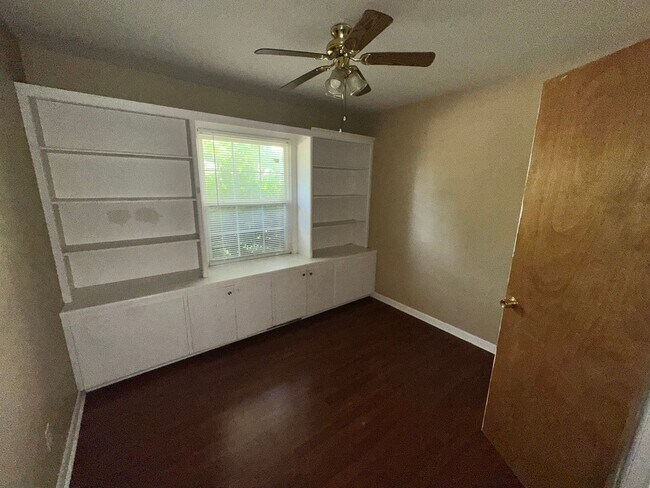 Building Photo - 511 Manor Dr