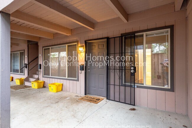 Building Photo - Charming Two Bedroom Unit in North Tabor!