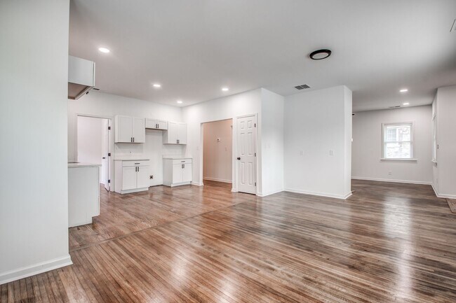 Building Photo - Live Stylishly. Live Comfortably. Live Memphis