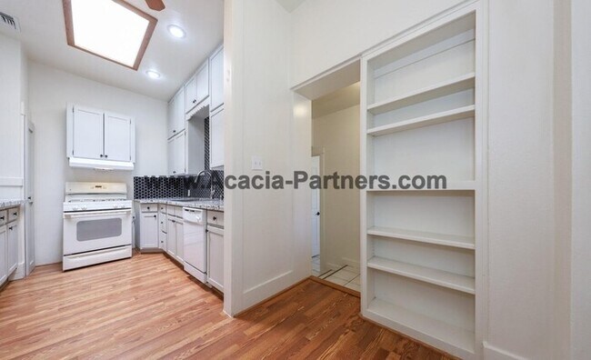 Building Photo - Historic Four Bedroom HOme