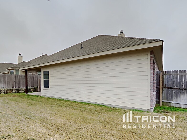 Building Photo - 220 Clark Dr