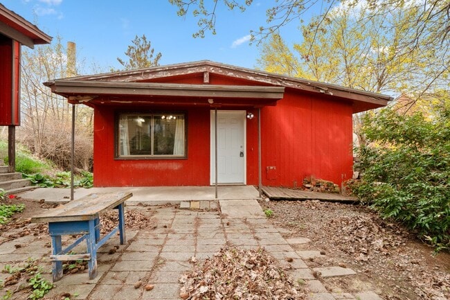 Building Photo - 4+ bed 2 bath available center of campus v...