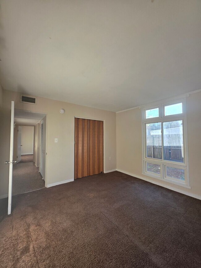 Building Photo - 2 Bedroom 1 Bath Single Family Home !!!!! ...