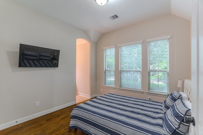Building Photo - 34 Danby Place