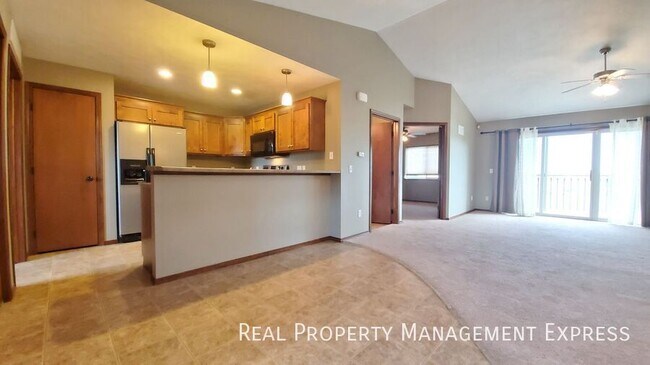 Building Photo - 2 Bed 2 Bath Townhouse with a View in West...
