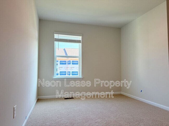Building Photo - 529 Colette St