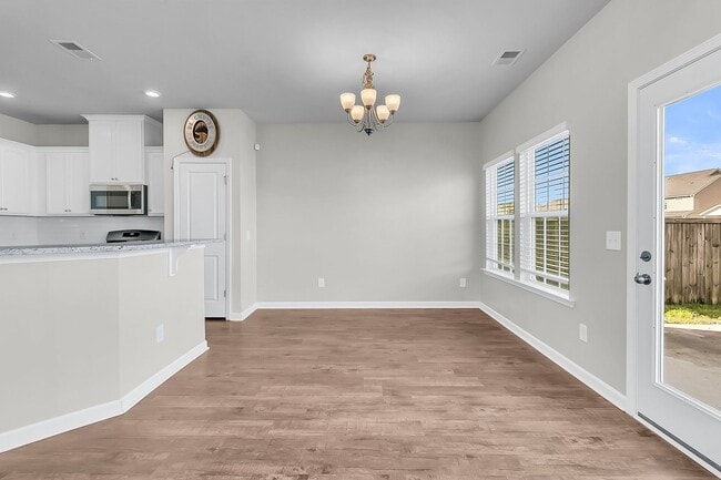 Building Photo - Meticulous 3 Bedroom Home in Lindera Prese...