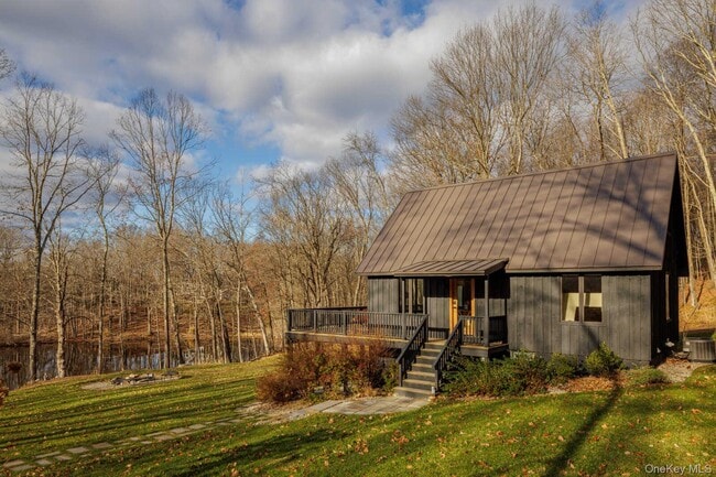 Building Photo - 407 White Schoolhouse Rd