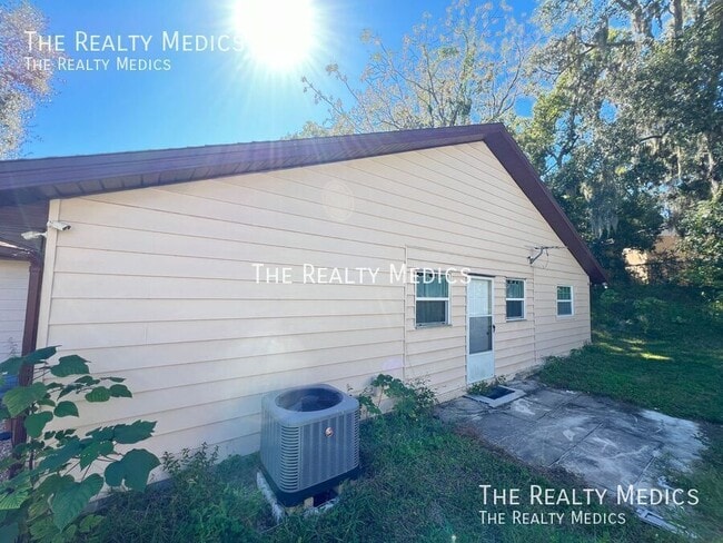 Building Photo - 203 Fernwood St