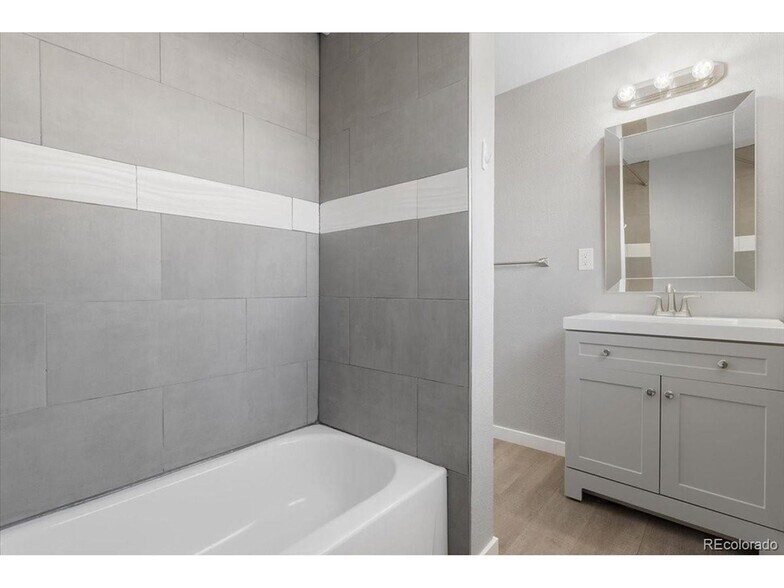 Building Photo - 4016 Milwaukee St