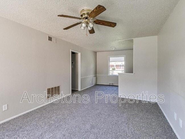 Building Photo - 2305 Mustang St