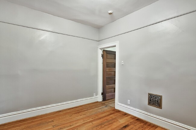 Building Photo - Charming 3-Bed Unit Near The Grove with Mo...