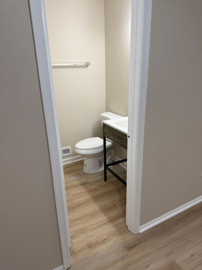 Building Photo - 100 Shawnee Pl