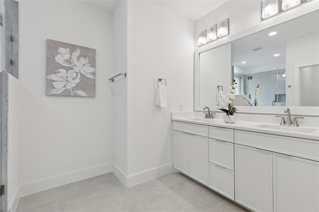 Building Photo - 1000 W 10th St