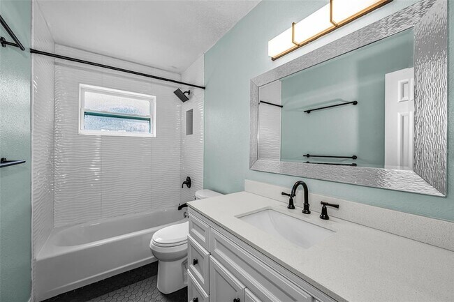 Building Photo - 839 13th Ave SW