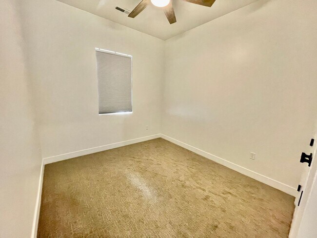 Building Photo - Like New! Three Bedroom Home in Desert Color