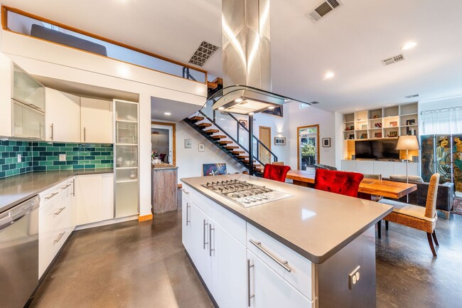 Building Photo - Gorgeous Fully Furnished Home in Brentwood - Short Term Lease  Options Available