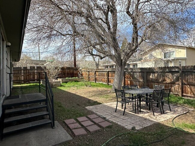 Building Photo - Three Bedroom Home minutes from UNR