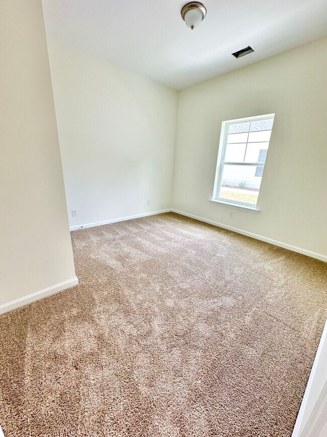 Building Photo - Townhouse with amenity packed neighborhood...