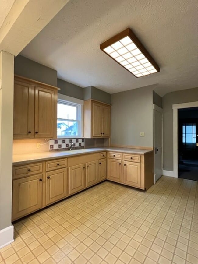 Building Photo - Very spacious 3 bedroom home for rent - Ca...
