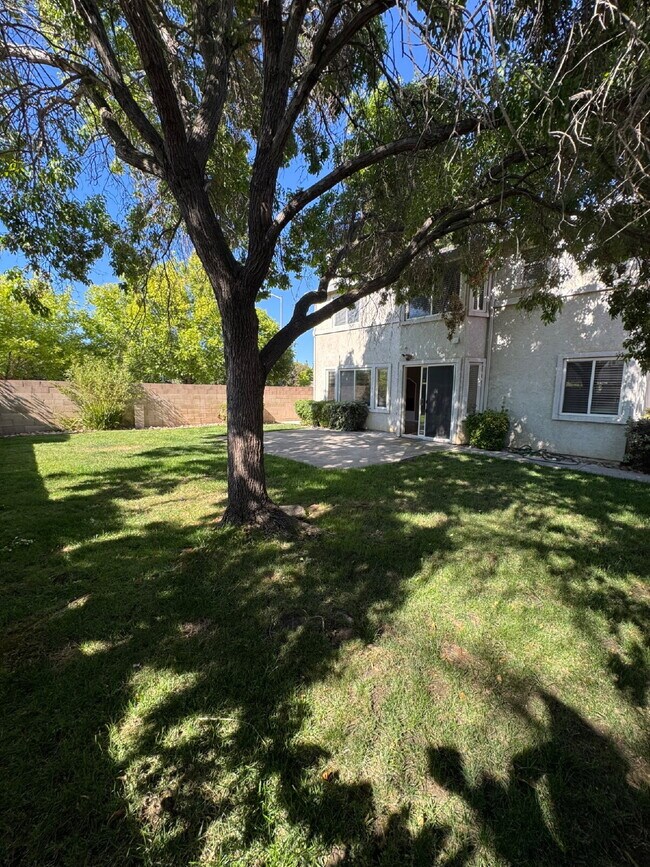Building Photo - Gorgeous 3 Bedroom, 2 1/2 Bathroom Home in Perfect Brentwood Location