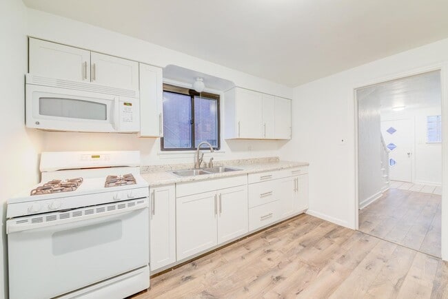 Building Photo - Amazing 3 bedroom home in South side available May 1!