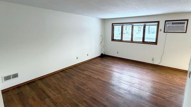 Building Photo - Spacious 3-Bedroom 1-Bathroom!