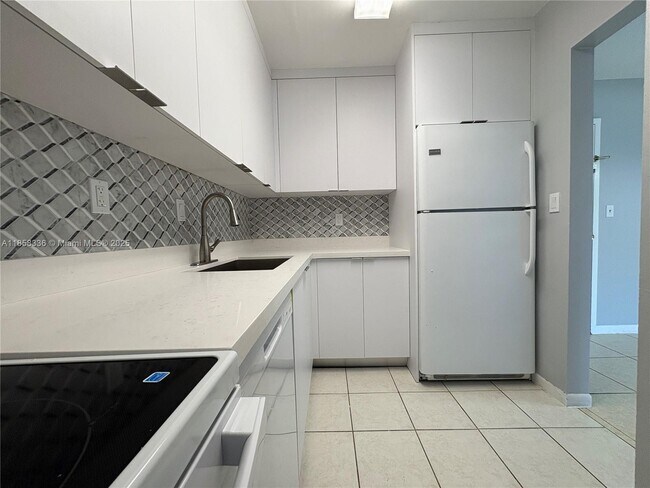 Building Photo - 10431 N Kendall Dr