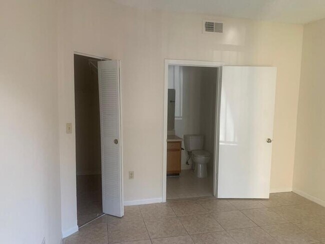 Building Photo - Split plan spacious 2bed/2batj